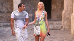 Teena ist als Touristin in Ibiza-Stadt unterwegs und verzweifelt auf der Suche...
